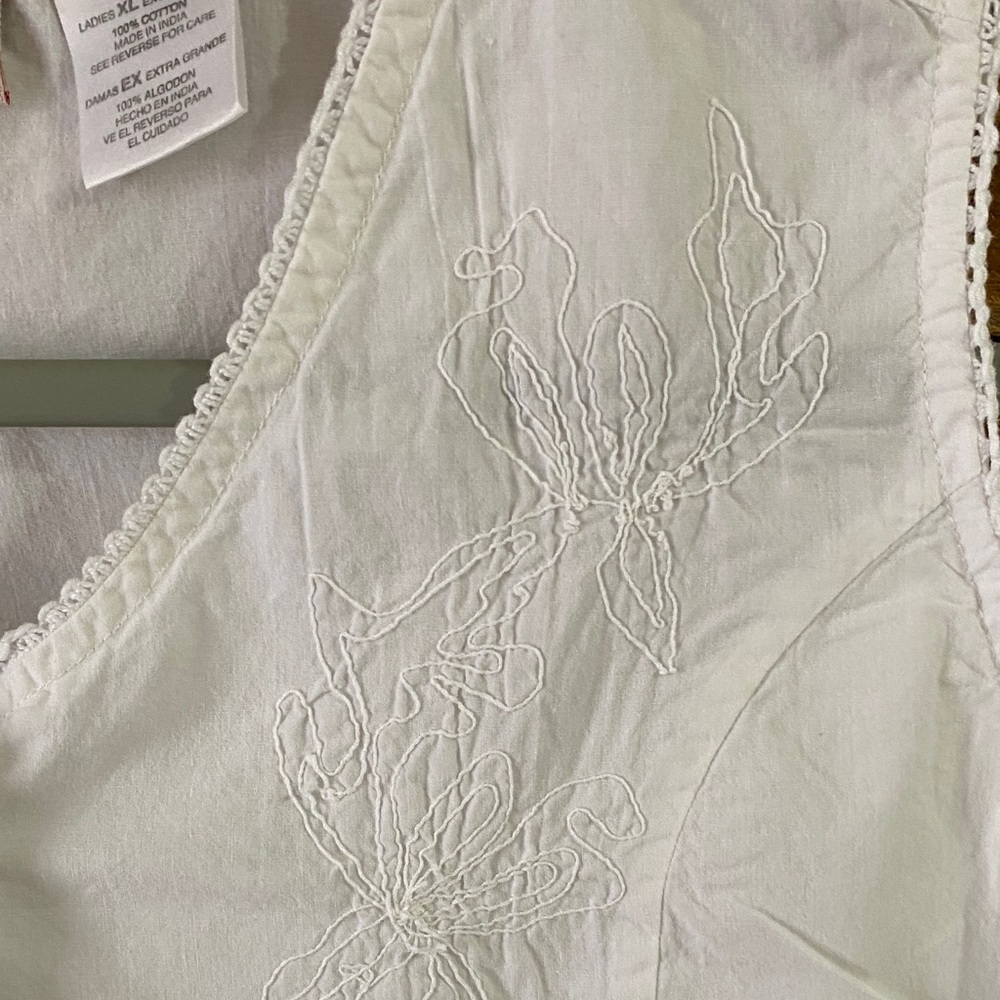 Faded Glory White Sleeveless Embroidered Button-Front Blouse - Picture 3 of 7